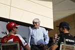 Foto zur News: Bernie Ecclestone, Sebastian Vettel (Ferrari) und Lewis Hamilton (Mercedes)