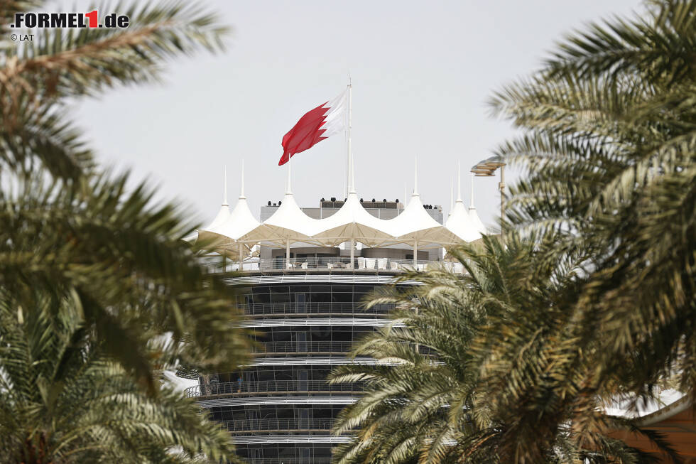 Foto zur News: Der Tower an der Rennstrecke in Bahrain