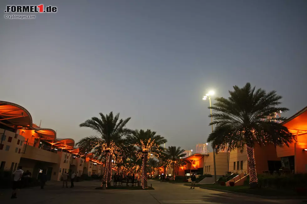 Foto zur News: Paddock in Bahrain bei Nacht