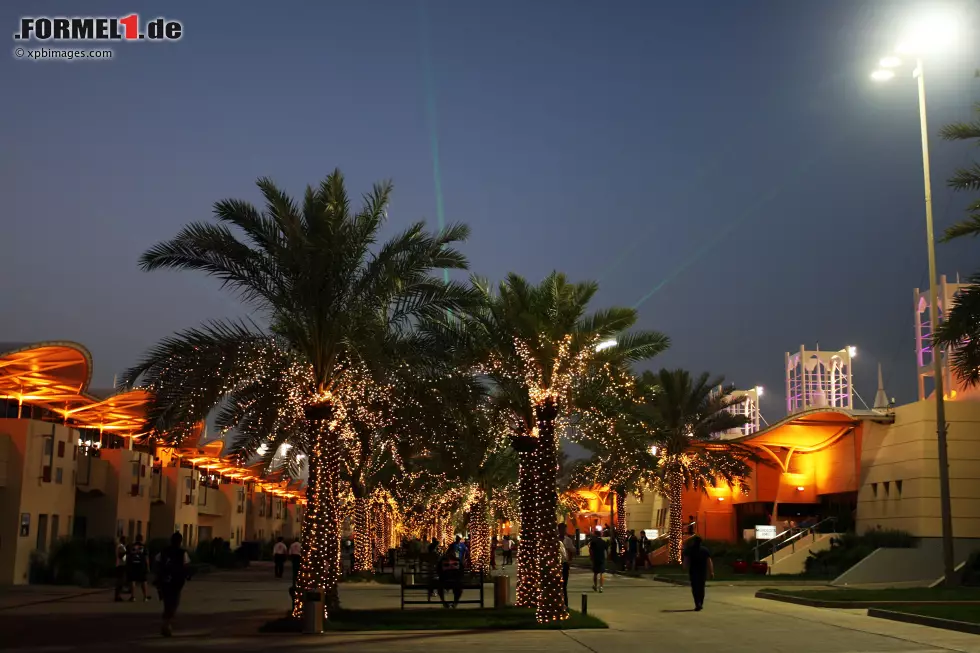 Foto zur News: Paddock in Bahrain bei Nacht