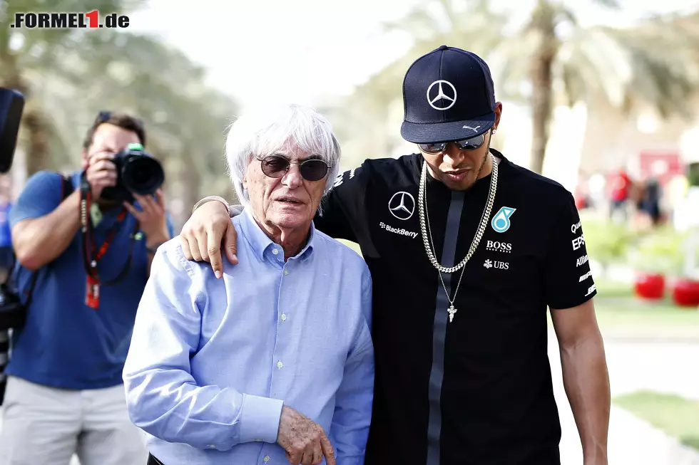 Foto zur News: Bernie Ecclestone mit Lewis Hamilton (Mercedes AMG Petronas Formula One Team)