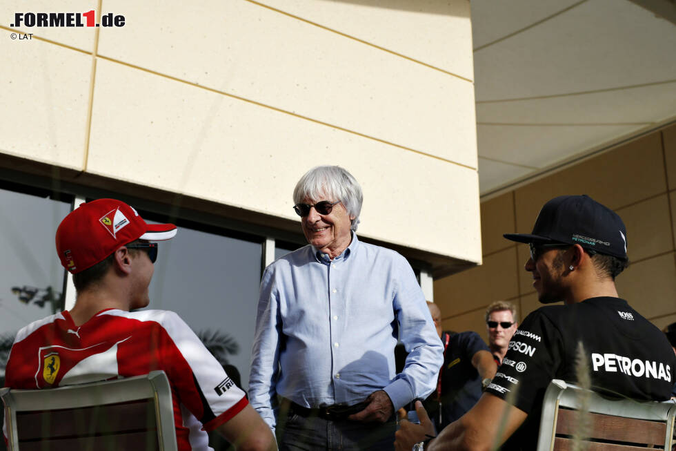 Foto zur News: Bernie Ecclestone, Sebastian Vettel (Ferrari) und Lewis Hamilton (Mercedes)