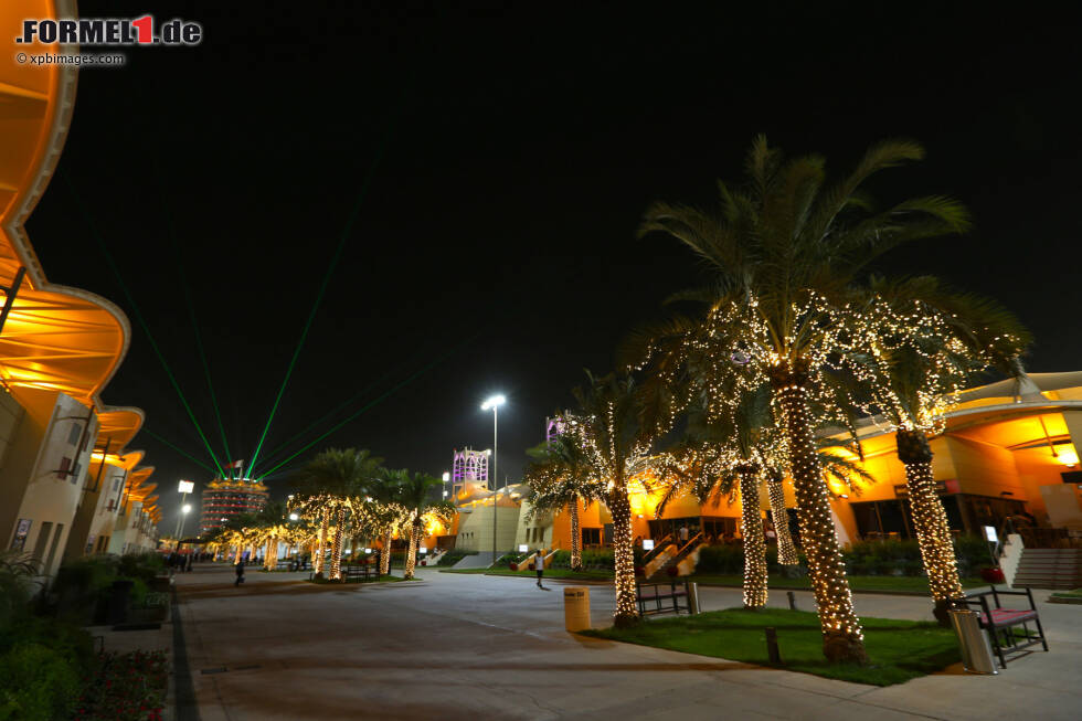 Foto zur News: Paddock in Bahrain bei Nacht