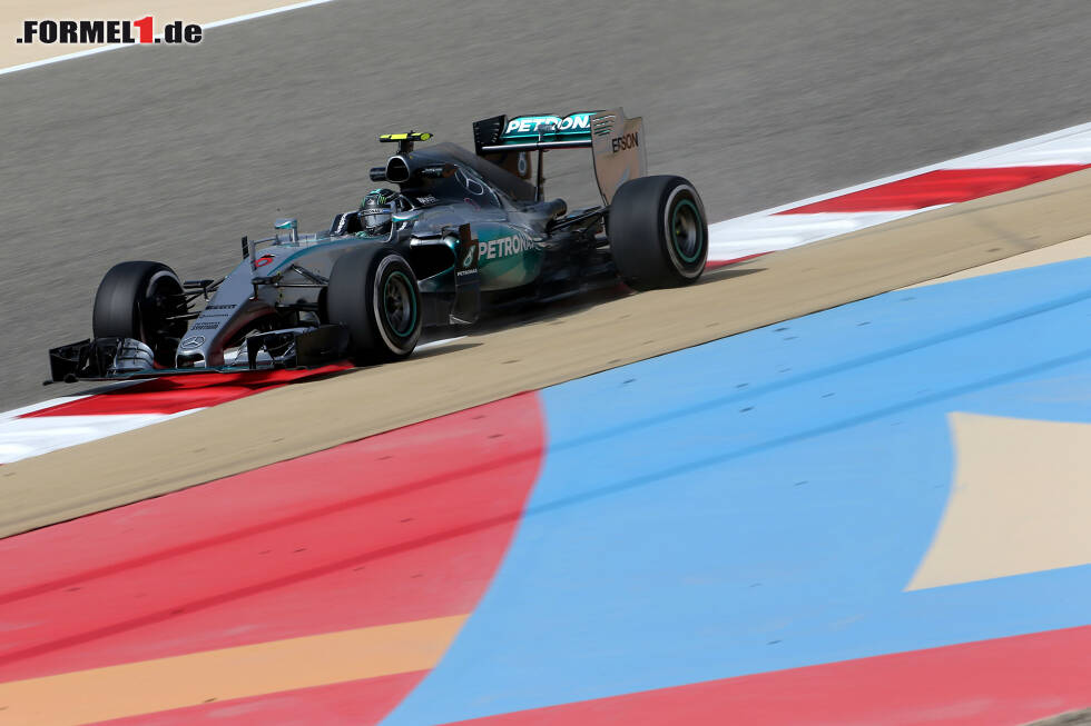 Foto zur News: Nico Rosberg hatte am Abend in Bahrain die Nase vorn - dem Deutschen liegt der Kurs in der Wüste von Sachir