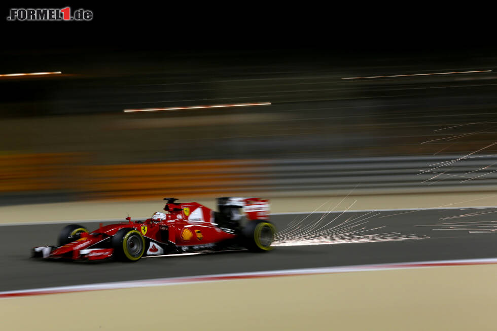 Foto zur News: Heißer Auftakt: Sebastian Vettel fordert in Bahrain die Silberpfeile