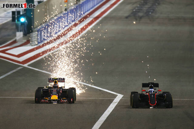 Foto zur News: Daniil Kwjat Fernando Alonso (Infiniti Red Bull Racing) (McLaren Honda)