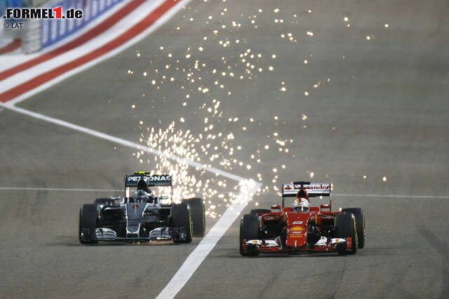 Foto zur News: Sebastian Vettel (re.) zog im Duell gegen Nico Rosberg (li.) zweimal den Kürzeren