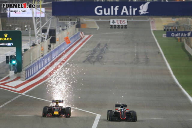 Foto zur News: Da musste sich der Red Bull (li.) ganz schön anstrengen: Fernando Alonso (re.) im Duell