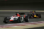 Foto zur News: Will Stevens (Manor-Marussia) und Daniil Kwjat (Red Bull)