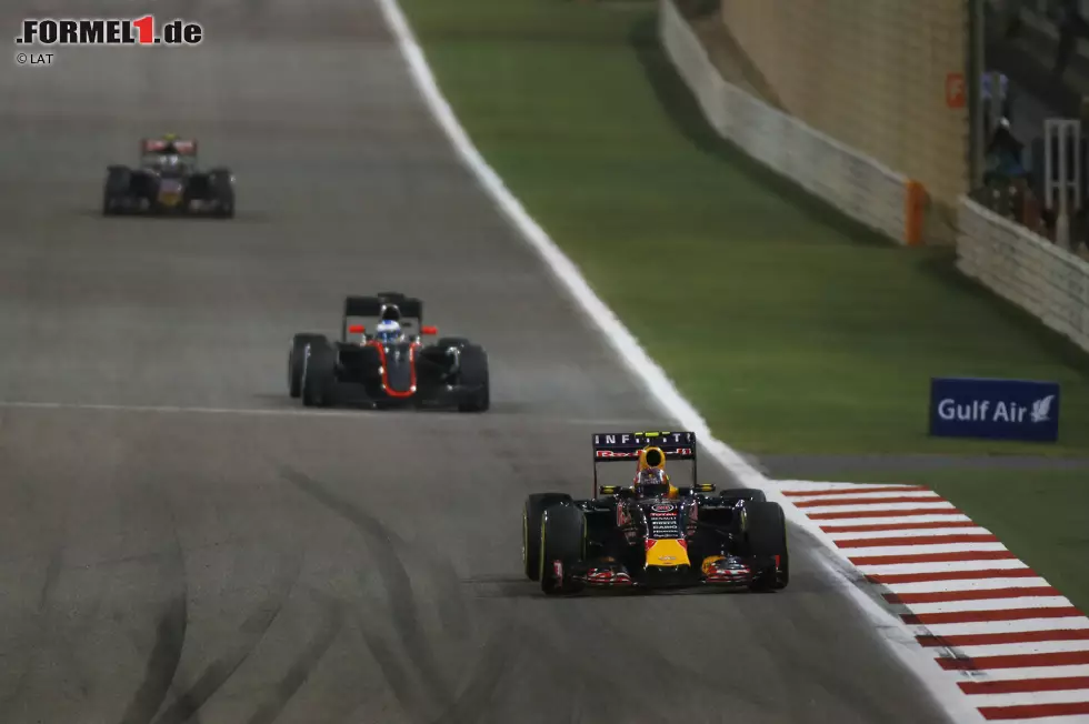 Foto zur News: Daniil Kwjat (Red Bull), Fernando Alonso (McLaren) und Carlos Sainz (Toro Rosso)