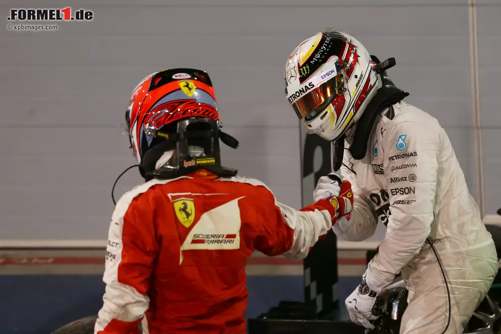 Foto zur News: Kimi Räikkönen (Ferrari) und Lewis Hamilton (Mercedes)