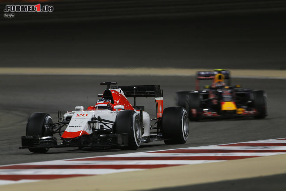 Foto zur News: Will Stevens (Manor-Marussia) und Daniil Kwjat (Red Bull)