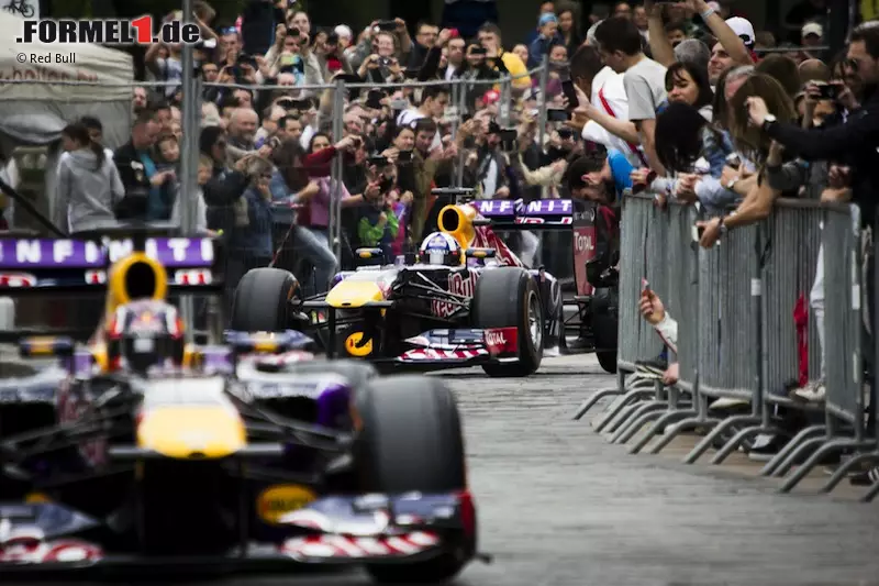 Foto zur News: David Coulthard und Daniil Kwjat (Red Bull)