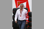 Foto zur News: Maurizio Arrivabene (Ferrari) kommt nach Armoperation mit Schiene an
