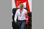 Foto zur News: Maurizio Arrivabene (Ferrari) kommt nach Armoperation mit Schiene an