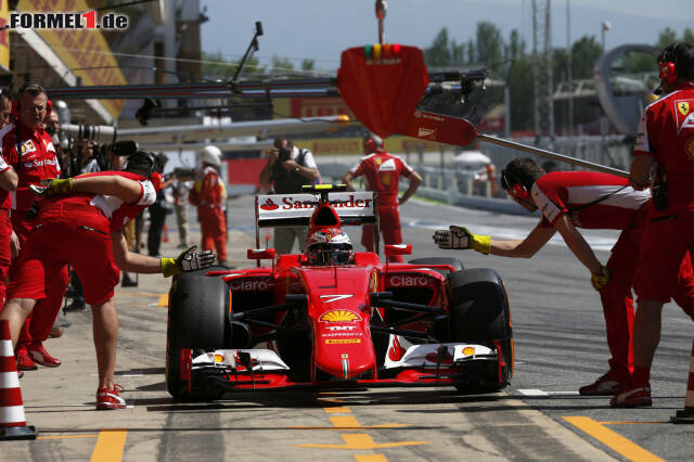 Foto zur News: Kimi Räikkönen vor der Ferrari-Box: Ein Reifensatz ging ihm im Qualifying verloren