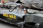 Foto zur News: Pastor Maldonado (Lotus) - und ein Formel-1-Auto im Mad-Max-Design