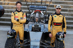 Foto zur News: Romain Grosjean (Lotus) und Pastor Maldonado (Lotus) - und ein Formel-1-Auto im Mad-Max-Design
