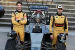 Foto zur News: Romain Grosjean (Lotus) und Pastor Maldonado (Lotus) - und ein Formel-1-Auto im Mad-Max-Design