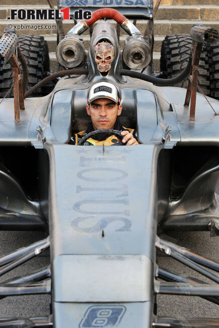 Foto zur News: Pastor Maldonado (Lotus) - und ein Formel-1-Auto im Mad-Max-Design