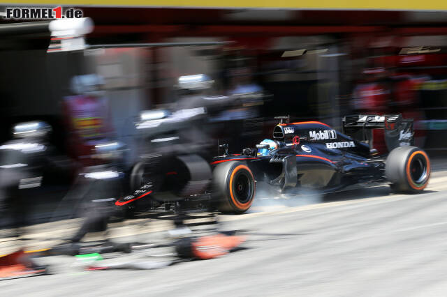 Foto zur News: Fernando Alonso schoss in der Box über das Ziel hinaus