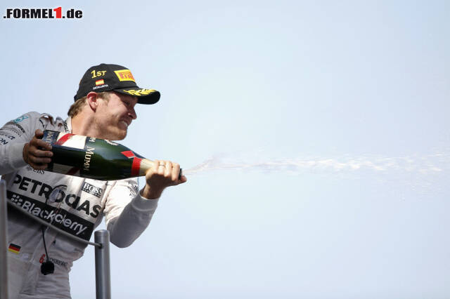 Foto zur News: Siegerkappe und Schampus: Nico Rosberg hat erstmals 2015 ein Rennen gewonnen