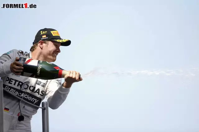 Foto zur News: Siegerkappe und Schampus: Nico Rosberg hat erstmals 2015 ein Rennen gewonnen