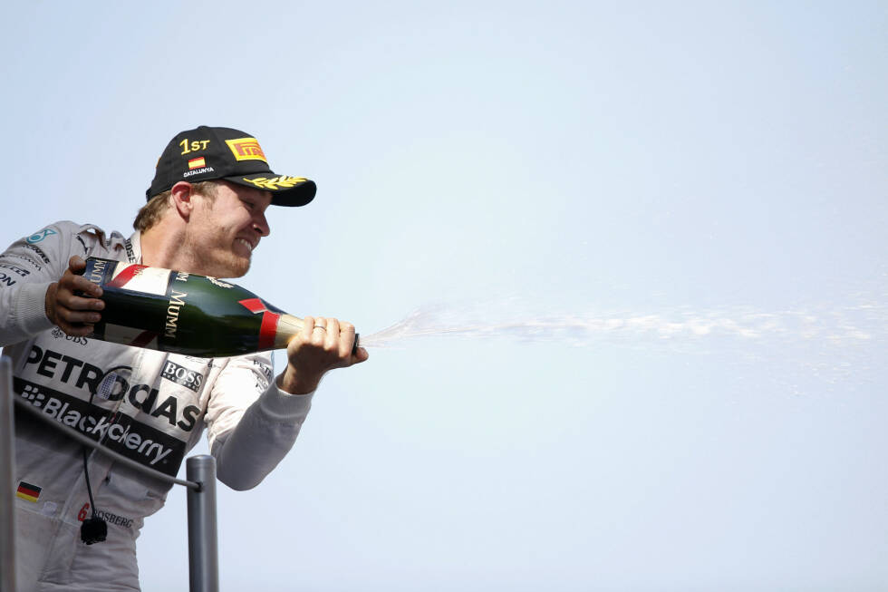 Foto zur News: Siegerkappe und Schampus: Nico Rosberg hat erstmals 2015 ein Rennen gewonnen