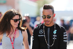 Foto zur News: Cyndie Allemann und Lewis Hamilton (Mercedes)