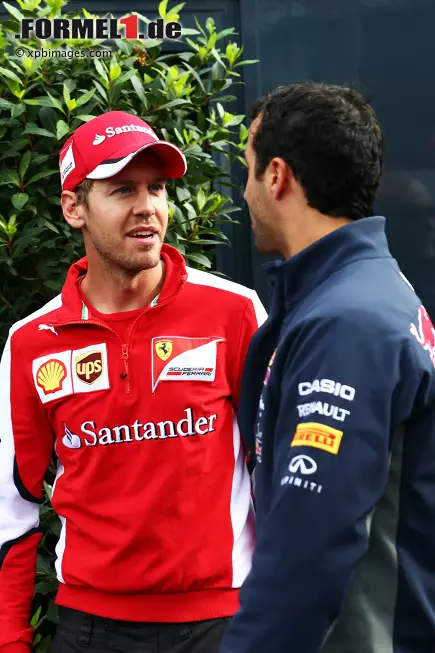 Foto zur News: Sebastian Vettel (Ferrari) und Daniel Ricciardo (Red Bull)