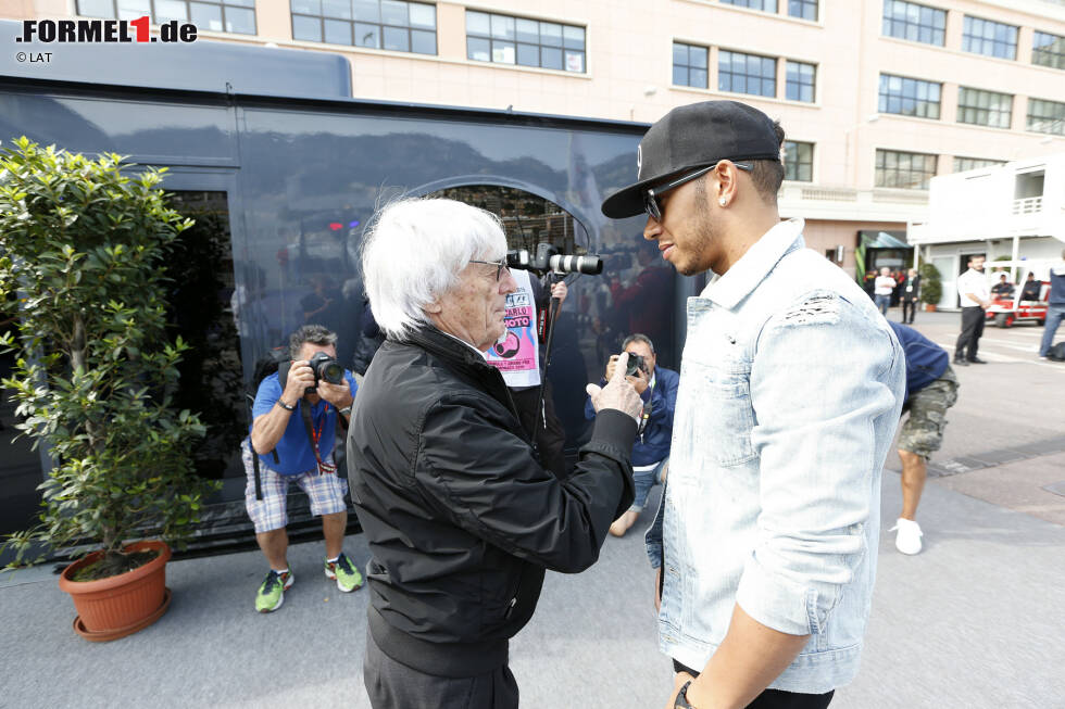 Foto zur News: Bernie Ecclestone und Lewis Hamilton (Mercedes)