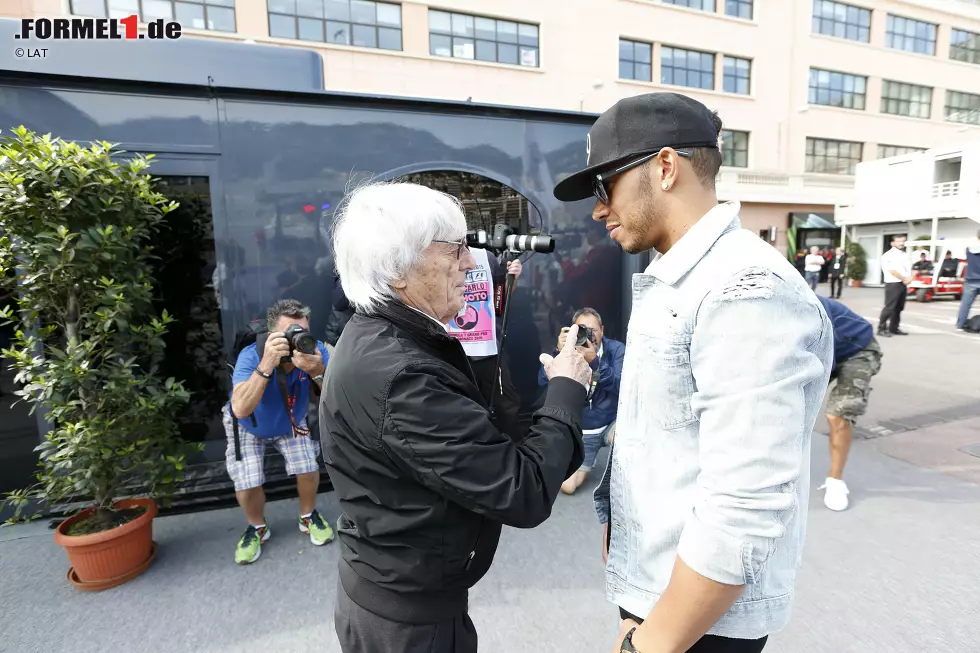 Foto zur News: Bernie Ecclestone und Lewis Hamilton (Mercedes)