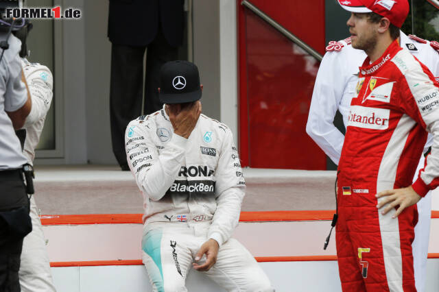 Foto zur News: Lewis Hamilton brauchte nach dem Rennen erst einmal einen Ruhemoment
