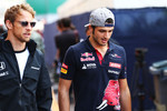 Foto zur News: Jenson Button (McLaren) und Carlos Sainz (Toro Rosso)