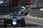 Foto zur News: Valtteri Bottas (Williams) und Marcus Ericsson (Sauber)