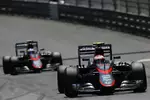 Foto zur News: Jenson Button (McLaren) und Fernando Alonso (McLaren)