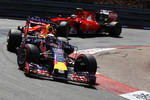 Foto zur News: Daniel Ricciardo (Red Bull) und Kimi Räikkönen (Ferrari)