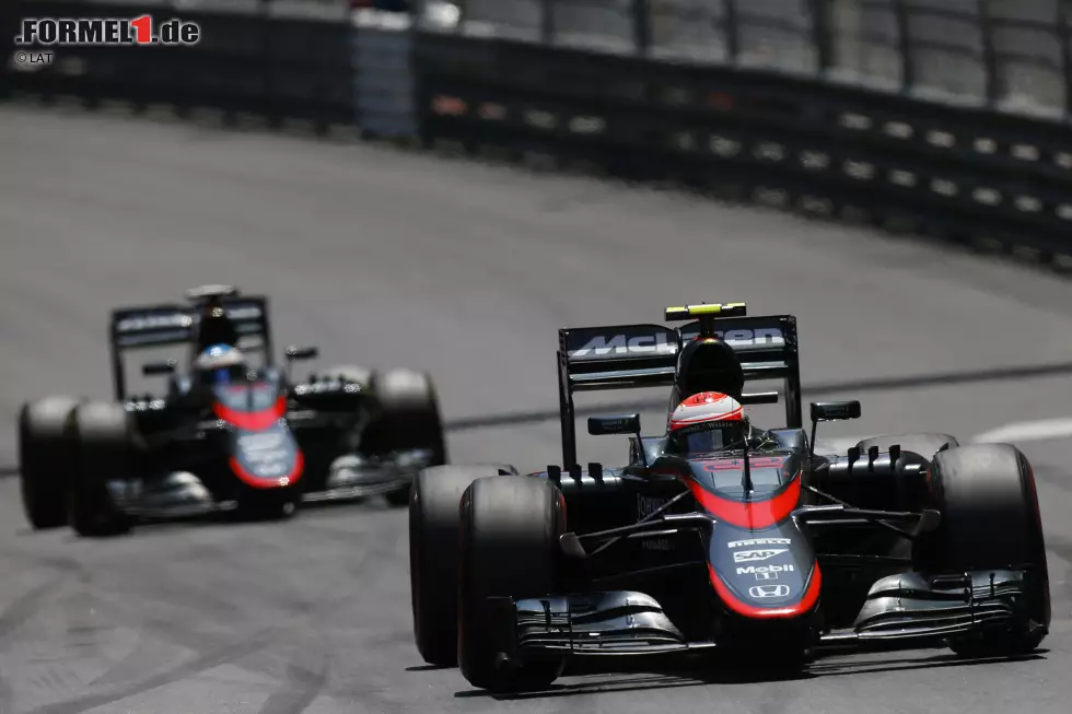 Foto zur News: Jenson Button (McLaren) und Fernando Alonso (McLaren)