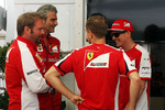 Foto zur News: Maurizio Arrivabene, Sebastian Vettel (Ferrari) und Kimi Räikkönen (Ferrari)
