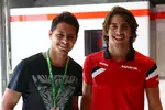 Foto zur News: Roberto Merhi (Manor-Marussia) mit Javier Hernandez von Manchester United