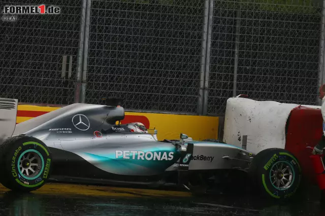 Foto zur News: Lewis Hamilton steckte sein Auto aufgrund von Aquaplaning in die Reifenstapel. Zuvor war der Brite...