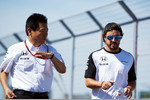 Foto zur News: Yasuhisa Arai und Fernando Alonso (McLaren)