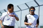 Foto zur News: Yasuhisa Arai und Fernando Alonso (McLaren)