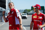 Foto zur News: Maurizio Arrivabene und Sebastian Vettel (Ferrari)