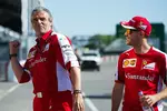 Foto zur News: Maurizio Arrivabene und Sebastian Vettel (Ferrari)