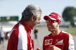 Foto zur News: Maurizio Arrivabene und Sebastian Vettel (Ferrari)