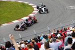 Foto zur News: Carlos Sainz (Toro Rosso) und Nico Rosberg (Mercedes)