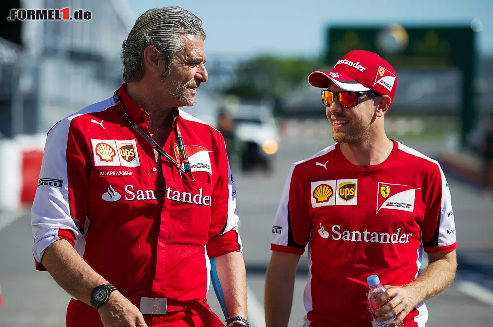 Foto zur News: Maurizio Arrivabene und Sebastian Vettel (Scuderia Ferrari)