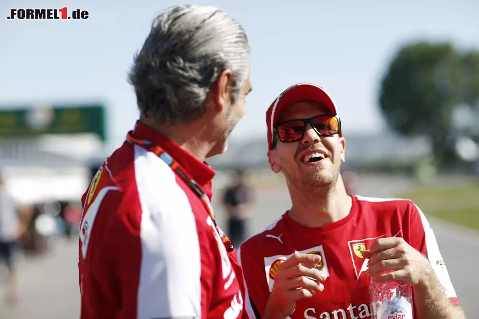 Foto zur News: Maurizio Arrivabene und Sebastian Vettel (Scuderia Ferrari)