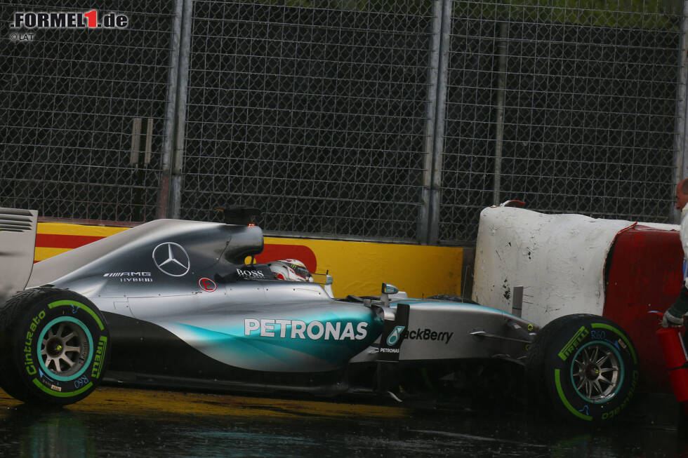 Foto zur News: Lewis Hamilton steckte sein Auto aufgrund von Aquaplaning in die Reifenstapel. Zuvor war der Brite...